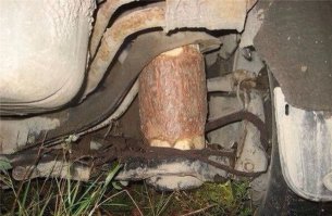 Вот тут по фото видно, что сделали так, что бы просто выехать из леса, где возможно и мобильный не ловит и у человека который это сделал явно мозгов побольше, чем у автора, автор там бы и сдох. Извиняюсь за злобу и негатив.