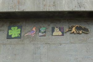 До недавнего жила в районе, в котором проживало много студентов и всяких креативных людей, так я просто абажала прогуливаться по улочками и выискивать на фасадах домов, в нишах окон и вообще в довольно непремечательных на первый взгляд местах притаившийся там стритарт. Особено люблю выискивать маленькие картины (прямо как Schnitzeljagd)...жалко, что просто маратели много красивых вещей просто хаотично перекрашивают балончиками...как то раз заметила, как просто замаливали мою любимую картину, очень обидно было.
Типа таких: