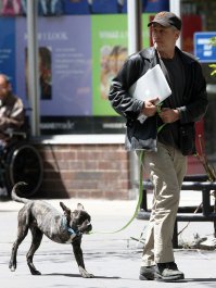 По-моему, это Джон Стюарт! Во всяком случае, ТОЧНО не Лэйк Белл, хотя бы потому, что Лэйк - женщина.