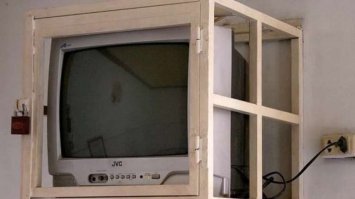 судя по розетке - это не Россия...