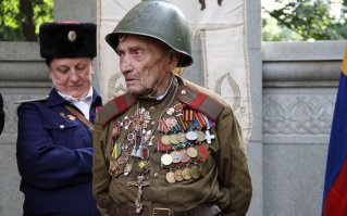 По третьему переходу чудом удалось обнаружить текст. Вот, что хотел сказать автор:

Приближается 70-летие Великой Победы, а вместе с ним семимильными шагами по стране марширует эпидемия страшной болезни - Победа головного мозга, причем наиболее ярко болезнь видна в главном заповеднике подобных настроений - в этих ваших интернетах. Нет, я преклоняюсь перед подвигом наших предков, выстоявших в сражениях Великой Отечественной, в числе которых два моих прадеда и двоюродный дед и вообще я "весне благодарен за Отчизну, что все же живет", но меня не очень радует вульгаризация этого, без преувеличения, святого дня особо ретивыми "патриотами Отечества", которые порой слышат звон, но не знают, где мобила и не ведают порой, что творят.

В частности, ни один уважающий себя "патриотический" паблик или стена на странице типичного не в меру ретивого патриота, не обходится без фотографий колоритного деда - ветерана, с наградным "иконостасом" которого может конкурировать не всякий генерал.

Фотографии с плачущим дедом в каске и гимнастерке и сляпаные на основе этих фоток демотиваторы легко выдают поисковики при запросе "9 мая". Ну и конечно ими кишмя кишат все паблики и группы в соцсетях, выдержанные в стиле "Я помню, я горжусь"

Все это конечно прекрасно хотя бы потому, что по подобным демотиваторам проще простого вычислять тех самых патриотов, "которые Вторую Мировую уже немного путают с Троянской" и тупо ведутся на красивую фотку дедка с медалями. Реальность порой оказывается не такой уж радужной.

Деда, который изображен на фотографиях зовут Лев Гицевич. И репутацию он имеет самую паскудную, хотя бы за то, что выдает себя за ветерана Великой Отечественной войны, при этом будучи 1928 года рождения, а в одном из своих криков души он заявлял, что арестовывал аж Л.П. Берию и был на каких-то там должностях в Кремле при Сталине и Хрущеве (в 20-25 лет). При этом гражданин абсолютно спокойно ставил памятник гражданам Краснову, Паннвицу и другим не менее колоритным персонажам, у которых руки по локти в крови своих идеологических оппонентов

Если присмотреться к его наградам, то можно увидеть, что реально боевыми из них являются медаль "За оборону Москвы" (во время битвы за Москву сабжу было 13 лет), медаль "За взятие Кенигсберга" (хотя 33-я армия, к 1134 полку 38 стрелковой дивизии которой себя приписывает сабж Кениг не брала, не верите - гуглите Википедию - , "За Победу над Германией" (правда заказать их можно на монетном дворе), раньше носил знак "Гвардия", причем носил неправильно, (что уже вызывает сомнения в том, что он - участник войны, ибо боец гвардейской части должен знать, как и куда крепится знак "Гвардия"), до кучи изреальных (а не купленных) наград у него - "Отечка" 2-й степени (к слову, единственная награда, которая подтверждается "Подвигом Народа") , которую, как известно, в 1985 году давали всем и куча юбилейных медалей и различных знаков, изготовленных различными конторами "Рога и копыта", а так же огромная крестяра, которая смотрится на фоне наград времен ВОВ и советских юбилейных медалей ну очень занимательно. Ну и до кучи позирует товарищ Гицевич в каске СШ-54, введенной уже в Советской Армии много позже Великой Отечественной войны, а на фотографии возле памятника Паннвицу и его коллегам он вообще в гимнастерке, на погонах которой красуются танки. Поциэнт, напомню, заявляет что был сыном 1134 полка 38 СТРЕЛКОВОЙ дивизии). До кучи стоит отметить, что гражданин Гицевич является плодовитым пейсателем, накропавшим мозговыносящий шедевр про Власова - агента стратегической разведки Кремля

Одним словом типичный ряженый, но "патриотическую общественность" сие не останавливает - демки и коллажи с сим ветераном Куликовской битвы появляются аки грибы после дождя, а любые намеки на то, что герой этих коллажей и демок  - ряженый, вызывают адский бугурт и разрывы пуканов, сопровождаемые гневным порицанием "Как вы можете ветерана оскорблять, он за вас кровь проливал 1111111111". Хотя с другой стороны, с Гицевича и ему подобных персонажей спрос не велик - они уже в почтенном возрасте и не факт, что соображает толком, что творят, а вот когда наша поцреотическая общественность  не соображает, что творит, подымая на щит ряженых персонажей и порой забывая реальных героев той войны, вот  это уже грустно