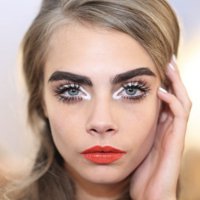 Не по размеру? Моды бывают очень разные.
"-Вот, например, ваши брови.
- А что мои брови?
- Ведь это же неприлично!
Если у вас так густо растут брови,надо же с этим как-то бороться!Бровь должна быть тоненькая-тоненькая,как ниточка. Удивленно приподнятая."