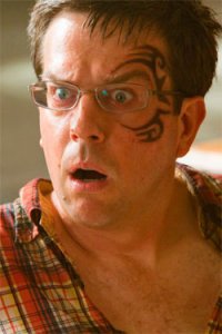 Пожилой британец 2 года удалял очки-тату, которые ему «набили», пока он спал пьяный