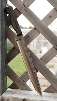 1 - е фото: Современная реплика Меча Майя - макуавитль. Лезвие - дамаск.
2 - е фото: нож Боуи из напильника. Как и полагается.
3 - 3 фото: боевой кинжал с D-образной гардой. Сталь - дамаск. Автор - Андре Андерсон.