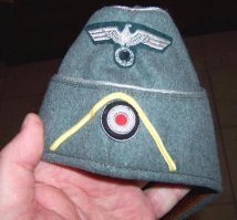 Вообще-то, это и не воровство. Может им что-то нужно из одежды. Это, как-бы, не воспрещается. Я сам работал на фирме, которая эти баки опорожняет. Открываешь, грузишь содержимое в фургон. На фирме работники разбирают и сортируют. У нас даже всё, что угодно, разрешали брать домой и примерять. Но с условием, что ненужное привезешь назад. Попадались даже вещи в упаковках. Кроме того, нам привозили вещи из ликвидируемых магазинов.
За время работы нашел в карманах несколько немецких наград и пилотку. Причем, совсем новая, с клеймом производителя. Сейчас такая на еБее стоит до 500 евро.
Попадались и старинные костюмы, довольно дорогие женские сумочки. Всё это можно было взять себе.
Кстати, этот бизнес, одно время, присвоили себе поляки. Они тогда тоннами отправляли весь этот хлам в Польшу. Десятки машин с такой гуманитаркой мы отправляли на Украину. Это всё было в начале 2000-х...
Сейчас у нас в городе приехавшие арабы ломают замки на этих ящиках. Хотя есть пункты, где они могут всё это просто получить. то есть, даром...