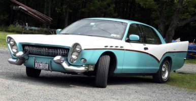 На мой взгляд он реально испортил магнум. Была нормальная машина с уместным дизайном, а он превратил ее в безыскусную поделку. плюс ее покраска подойдет если только бедному негру в гарлеме.
А насчет первой машины.
Вот реально виден гаражный самодел, ему надо было стекла менять и стойки. Современные стекла и пластик убивают весь дизайн и сводят задумку на нет. И тут даже не имеет смысла говорить о том как покрасили эту тачку.
В общем лучше бы он негров сенаторов в Иллинойсе вешал, а не трогал своими руками нормальные машины.