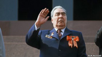 1952 Леонид Ильич Брежнев впервые поднимается на трибуну Мавзолея во время парада