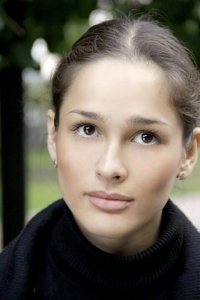 Она таджичка? То что родилась на этой территории похожей таджичку не стала