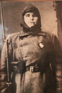 "Санитарка Мария Попова, прототип Анки–пулеметчицы из фильма «Чапаев», 1917 год"/с/
Орден Красного знамени, который у нее на груди, был учрежден лишь в конце 1918г. Так что, фото точно не 1917г