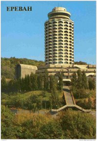 "Кукурузник" -  в народе,молодежный центр Ереван..25 этажей,на верху крутящийся ресторан,говорят,что само здание вращалось,но Москва запретила тогда использовать этот шедевр технической мысли...снесён в 2007 году..
