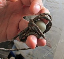 Я впервые когда столкнулся с этим кулаком мучился часа полтара, и всё из-за того что видюхер забыл сказать, что во внутри кулона вставляется шарик либо кругляш скатанный из бумаги