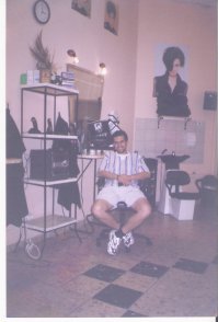 Невероятная история о парикмахере, который преодолевает километры, чтобы сделать мальчику стрижку 