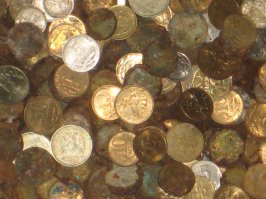 для чего люди кидают монетки на могилы ?
в Питере наблюдал в казематах тоже самое.
Монетку обычно кидают чтоб вернуться, а в казематах (тюрьма), на могилах для чего ?
Пусть земля будет пухом и царстве небесное нашим защитникам