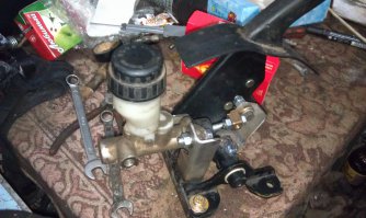 На разных машинах по разному. 
Есть и ручной привод на основные колодки. 
Например: 

А у меня вообще так: