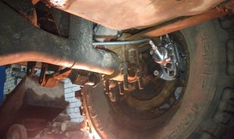 На разных машинах по разному. 
Есть и ручной привод на основные колодки. 
Например: 

А у меня вообще так: