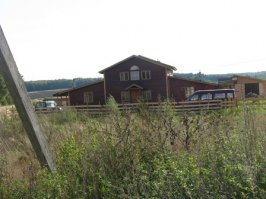 И в посте есть на фотках уроды залезшие на поле со своими фазендами и по жизни всякие лезут туда домики строить.