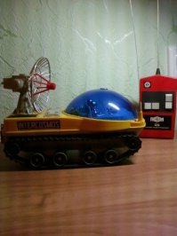 Была еще в детстве  игрушка "метеор". Железная, в виде мячика с двумя задними опорными рычагами. Заводили, отпускали и она, отталкиваясь этими рычагами развивала довольно приличную скорость по прямой.