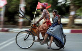 Кто в Индии живёт, тот в цирке плачет