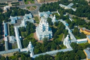 Когда строился Смольный, предполагалось создать нечто абсолютно уникальное, не имеющее аналогов в мире. Архитектор  Растрелли. Помимо этого, собор должен был стать главным кафедральным собором Русской Православной Церкви. 
Но один из строителей повесился в храме, и, по канонам Православия, собор невозможно освятить, и использовать, пока не пройдёт 200 (?) лет. Вот, ждём.