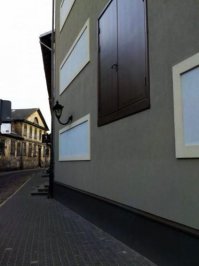 Это может быть дверь для разгрузки высоких грузовиков. В ИКЕЯх что-то аналогичное делают часто.