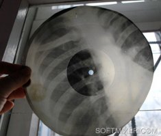 только недавно объяснял сыну строчки из песни В. Цоя:
"Ты готов был отдать душу за рок-н-ролл, 
Извлеченный из снимка чужой диафрагмы"...