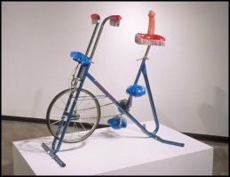 Девушка увлеклась на тренажёре