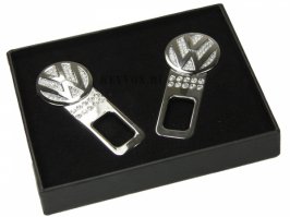 хорошо что просто не пристегнут, а не воткнул модные заглушки