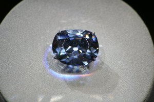 А что же про синий алмаз не сказано.
Ограненный алмаз Hope Diamond, он же Le Bijou du Roi, он же Le bleu de France, 
в 5 лимонов долларов за карат оценивается.