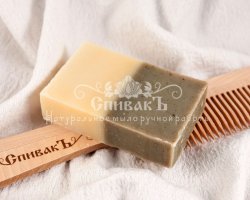 В основном, как шайбочка. В некоторых случаях - как мыло.