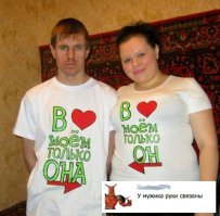 Судя по всему мужЫк справа и у него всё нормально с руками. У г.а.н.д.о.н.а слева может и связаны, не знаю. Уверен только лишь в том, что отец у.ё.б.к.а слева давно удушился, а отец мужЫка справа давно загнан в могилу сей у.ё.б.и.н.о.й и её мамой