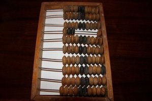 Ну, я умею считать. И на линейке, и на арифмометре и на счётах. До 1998 г. счёты рядом с компом на работе стояли.

Вот такие.