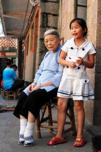 Ханьские девушки потрясли... С такими ножками - и в рванине, причем явно рабочей?! Вроде бы они не предназначены для работы-то. А если на "ножку" внимательно посмотреть - ужас. Счастье, что этого больше не делают!