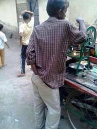 Заказал мужик в ресторане суп. Официант несет порцию и держит палец в тарелке. Мужик морщится и говорит: 
- Лучше подайте бифштекс. 
Официант приносит бифштекс и держит палец в картошке. Мужик морщится и говорит: 
- Лучше подайте кофе. 
Официант приносит кофе и держит палец в чашке. Мужик морщится и спрашивает: 
- Почему Вы все время держите палец в моей еде? 
- Да у меня палец нарывает и доктор прописал держать его в тепле. 
- Так ты бы его в заднице держал. 
- Я так и делаю. По дороге на кухню.