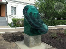 Девушка конечно очень красивая, но вот это наше "произведение искусства" точно выше всяких похвал! В нашем городе каждый год проводится международный симпозиум стеклоделов и каждый год нас радуют подобными произведениями. Кстати, называется оно, нет не "Ухо", а "Ландшавт", автора, к сожалению, не помню.