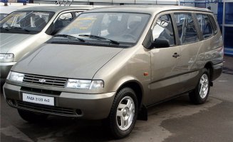 Скидочку на то что машина создавалась и выпускалась в 90-е сделать не желаете?
Хохлы вон в подобных условиях ни одной модели так и не выпустили.
Кстати, рестайлинговоя "надежда константиновна" выглядит вполне прилично, для бюджетного ( но полноприводного) минивэна.