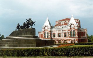 однажды в облдрамтеатре, куда понятное дело дамы ходят только в вечерних платьях, а мужчины в брюках-пиджачках, естественно сам напялил самый лучший костюм, представление было как обычно прекрасным, а вот по окончании пришлось посетить местный писсуар, краник у которого оказался поломанным, то есть вода-то шла, но не прямо вниз, а брызгала горизонтально на штаны... вот это было проклятие последней капли, я понимаю! кароч выкрутился так - снял пинжак и держал его перед собой на руках.
PS плюсуйте, если кто так же попадал.