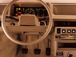 Меня эти все "евро-панели" бесили всегда. Как и "высокая" панель. 
Круче первого варианта салона не видел.