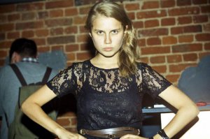 Мельникова Дарья снимается и довольно успешно!
Есть даже обнаженка!
По мне так самая симпотичная из всей кодлы!
(жена олигарха конечно лучшая - но постарше)