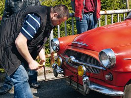 Хвостики конечно же милота, не спорю.
Но на этой фотографии мы отчётливо видим как профессиональный шофёр, заводит свою подружку с "кривого".
Если не заводится в штатном режиме, процесс довольно прост. Вставляете и дрыкаете пока не за тарахтит.