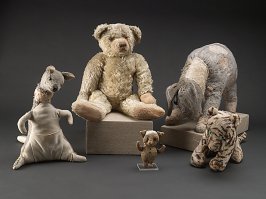 Игрушечного медвежонка может и назвали в честь живой медведицы, но именно прототипом для книги была игрушка, как и остальные герои. Кроме кролика и суслика, т.к. для них прототипами являлись реальные живые животные, жившие в парке где Алан Милн гулял с сыном Робином. Именно по этому в книжке они самые умные, потому что у них есть мозги, а у остальных опилки))
Сейчас эти игрушки хранятся в Нью-Йоркской библиотеке.
(Пяточек очень трогательный)))