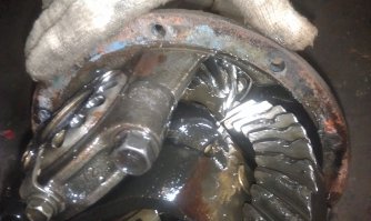 Тойота Хайлюкс, где-то 93 года. ГП 5,29. 
До этого он тоже ломался. 
Но вот так: 

Потом поставили б/у ГП (денег вообще не было, а та прошла 600 км, гудела, ее сняли. 
Но видать перегрели и вот, морковку "отпустило".