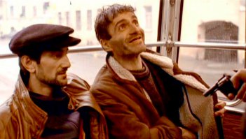 правильный пацан с наганом успокоит хулигана