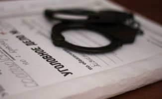 Как рассказывают о применении ОООП на тренинге в сентябре т.г.
Применять нельзя:
1.Если напал один человек.
2. Если объект нападения не Вы.
3. Если напал без оружия. (Оружие - это устройства и предметы, конструктивно предназначенные для поражения живой или иной цели, подачи сигналов. К оружию не относятся изделия, сертифицированные в качестве изделий хозяйственно-бытового и производственного назначения, спортивные снаряды, конструктивно сходные с оружием. Кирпич - это строительный материал. К оружию также не относится, тоже и с топором).
Применять можно:
1. В крайнем случае если нападают группой, только на вас (ни жену, ни детей, ни прохожих, в подобных случаях нужно перевести агрессию на себя, и только если Вашей жизни или здоровью будет что-либо угрожать. 
2. В случае вооруженного нападения(опять же на Вас лично).