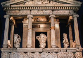 Британский Музей. Распилили, украли, привезли в Британию.
Если всё вернуть, ничего не останется.