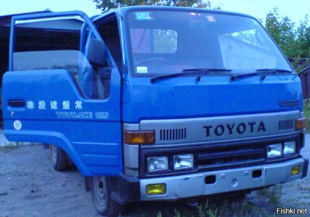 Откатался на тоёте TOYOACE GIS 1000 кг изотерм. За 7 лет и 100000 км (бралась с ориентировочным пробегом в 65000) замене подвергались только фильтра и аккумулятор, крестовины кардана (подходят от какой то отечественной, не упомню) и бронзовые втулки на шкворнях (сам <span style='color:gray'>[мат]</span> не шприцевал). На этом РАЗВОЗНОМ фургончике эпизодически возилось под ТРИ тонны груза на 1500 км в одну сторону. При пркупке обошлась в 10 тыс вечнозелёных при курсе 6 руб/доллар.
Замена всего и вся делалась своими силами. Я вот что то ни чего не заметил при этом сложного или не удобного.
ЗЫ много чего с ней было и в многоэтажном гараже проваливался на этаж и колесо от перегруза срезав 6 шпилек улетало и речки горные на отдыхе форсировались по жёлтенькие габариты. Одним словом достался не убиваемый агрегат с конструкционной сложностью на уровне 30-х годов + немного современной электроники в которой я ни бумбум.
Фото не её а для примера