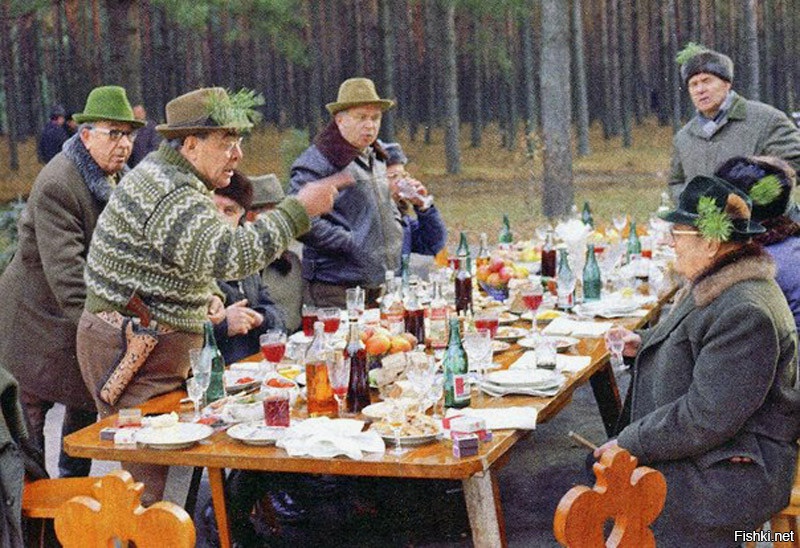 Хороший был человек! а мне вот эта фотка доставляет! Брежнев себе ветку ели прицепил и все остальные подражальщики сделали так же!