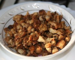 Шкварками называют небольшие и довольно сильно зажаренные ломтики сала либо жирного мяса (в основном бекона). Эта закуска наряду с пышными варениками и густым борщом стала кулинарной «достопримечательностью» Украины. У нас горячие ароматные шкварки едят с кусочком черного ржаного хлеба, добавляют в различные заправки и салаты, а также в различные первые и вторые блюда. Но оказывается, этот казалось бы экзотический для европейцев продукт на самом деле не вызывает ни капли изумления у иностранцев. Помимо того, что шкварки довольно широко распространены в кухне наших братских народов, российского и белорусского, эта вкуснейшая закуска хорошо знакома многим европейцам и даже американцам. Более того, во многих странах Старого континента уже давно сложились свои собственные традиции приготовления этого кушанья. К примеру, в Чехии шкварки зажаривают с тмином (и подают в основном с кнедлями), в Германии и Австрии - с яблоком и луком, а в ряде других стран - с куркумой. Во Франции горячие румяные шкварочки обозначают словом «grattons», а в Великобритании их выпекают не на сковороде, как в большинстве стран, а в духовке, и называют это блюдо «Pork Scratchings». Кстати, в лондонских пабах такие шкварки успешно расходятся среди любителей пива как сытная и аппетитная закуска к янтарному хмельному напитку. Интересно, что обожают этот продукт и консервативные евреи: правда, в силу религиозных мотивов они готовят шкварки не из свиного сала, а из гусиного.

Вот фото шкварок. а не та хрень, что у автора изображена