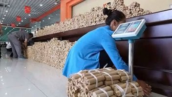 К примеру!

Китаец заплатил за машину четырьмя тоннами монет
 

Китаец расплатился за новую машину четырьмя тоннами монет достоинством в один юань. Чтобы доставить всю необходимую сумму в магазин, потребовался грузовик. Всего мужчина по фамилии Ган отдал за автомобиль 680 тысяч юаней (107 тысяч долларов). Впрочем, 20 тысяч из этой суммы он все-таки отдал купюрами.
Как пишет Shanghaiist, десяти сотрудникам автоцентра в городе Шэньян потребовался час, чтобы выгрузить деньги из машины. Стоит отметить, что высота денежной кучи составила 4 метра.
Покупатель объяснил, что работает на бензоколонке, где чаще всего заправляются водители автобусов. Они расплачиваются за топливо мелочью, которую мужчина и откладывал в надежде накопить на машину. Китаец отметил, что банков в округе не так много, поэтому он решил хранить сбережения дома. Но, скорее всего, служащие банка просто не захотели пересчитывать такую гору монет.
Сколько лет потребовалось китайцу, чтобы накопить на машину, не сообщается.
Подобные случаи встречаются и в России. В апреле этого года новгородский автобусный парк избавился от задолженности перед местным отделением Пенсионного фонда РФ при помощи мелочи. Долги по взносам в размере 3,5 миллиона рублей руководство компании отдало монетами.