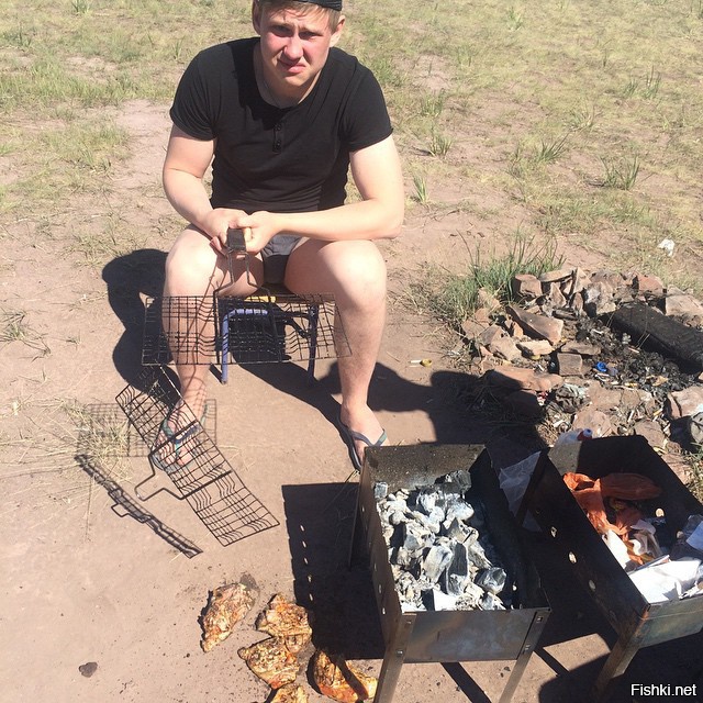 у меня также было!!!! только под ногами, слава богу!!!, газон был, благополучно все собрал, никто не видел.......... все ели, аж за ушами свистело