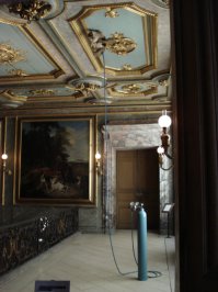 особенно кошку жалко и непонятно что означает эта композиция